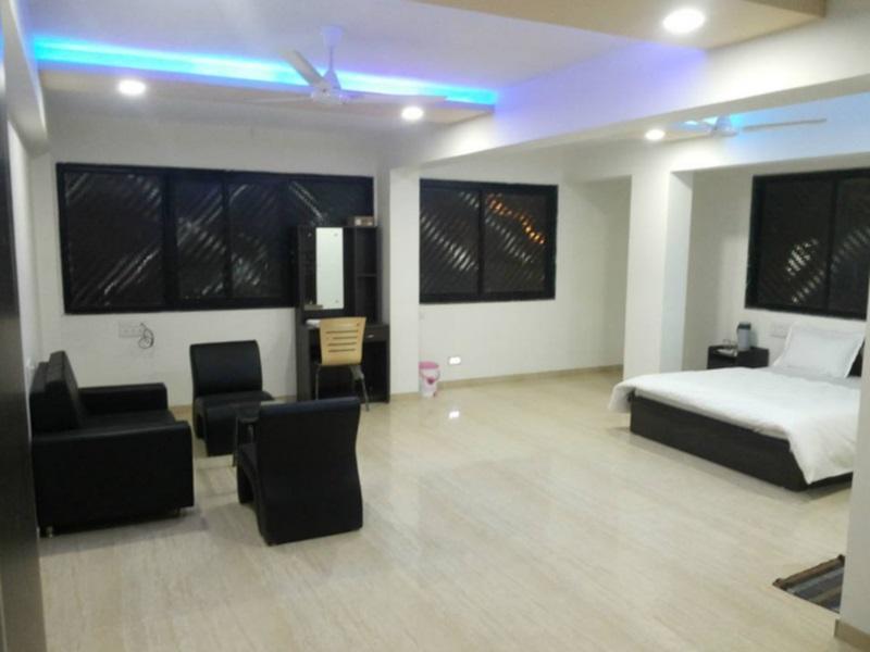 Hotel Rajdeep Inn Ахмедабад Экстерьер фото