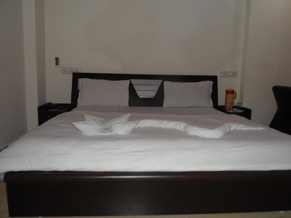 Hotel Rajdeep Inn Ахмедабад Экстерьер фото