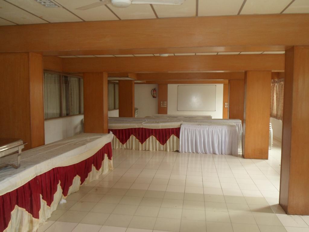 Hotel Rajdeep Inn Ахмедабад Экстерьер фото