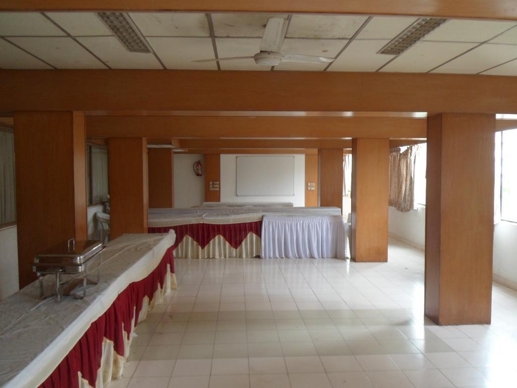 Hotel Rajdeep Inn Ахмедабад Экстерьер фото