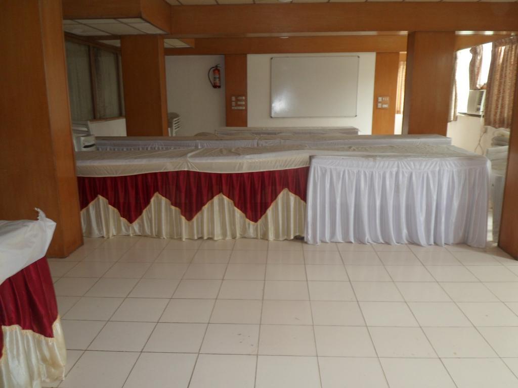 Hotel Rajdeep Inn Ахмедабад Экстерьер фото