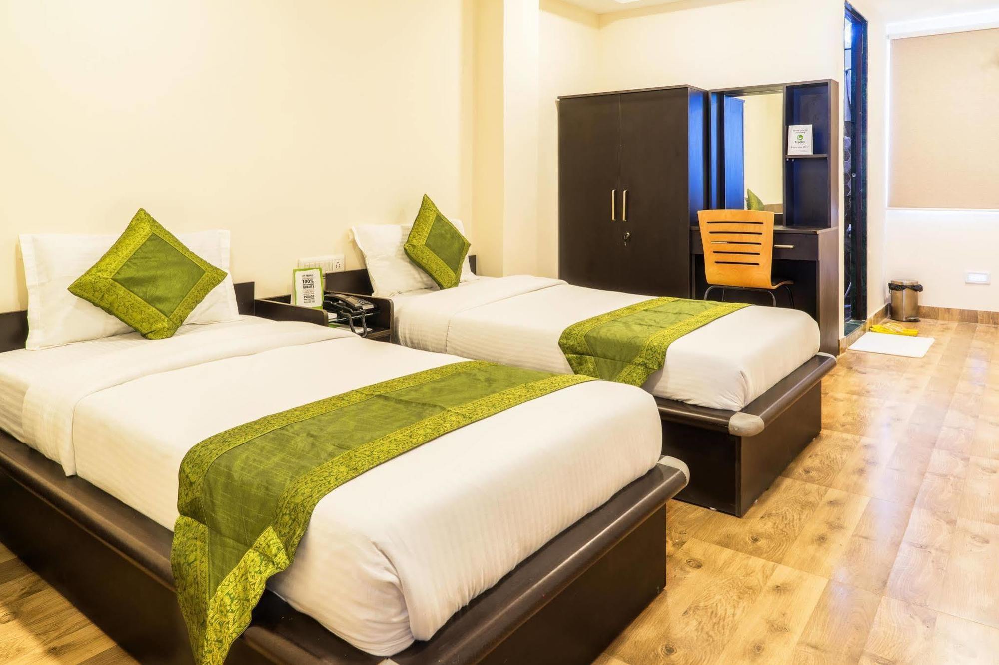 Hotel Rajdeep Inn Ахмедабад Экстерьер фото