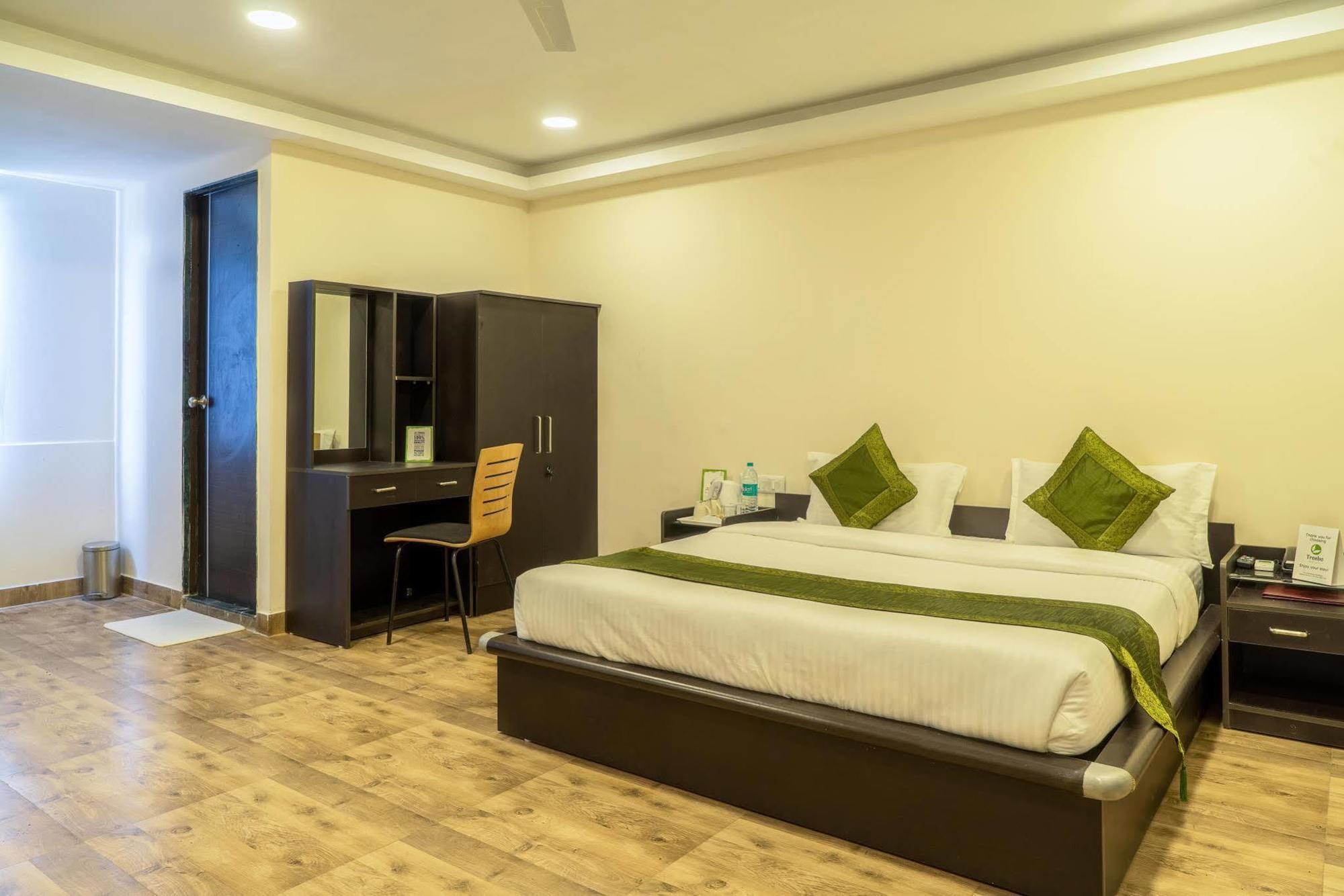 Hotel Rajdeep Inn Ахмедабад Экстерьер фото
