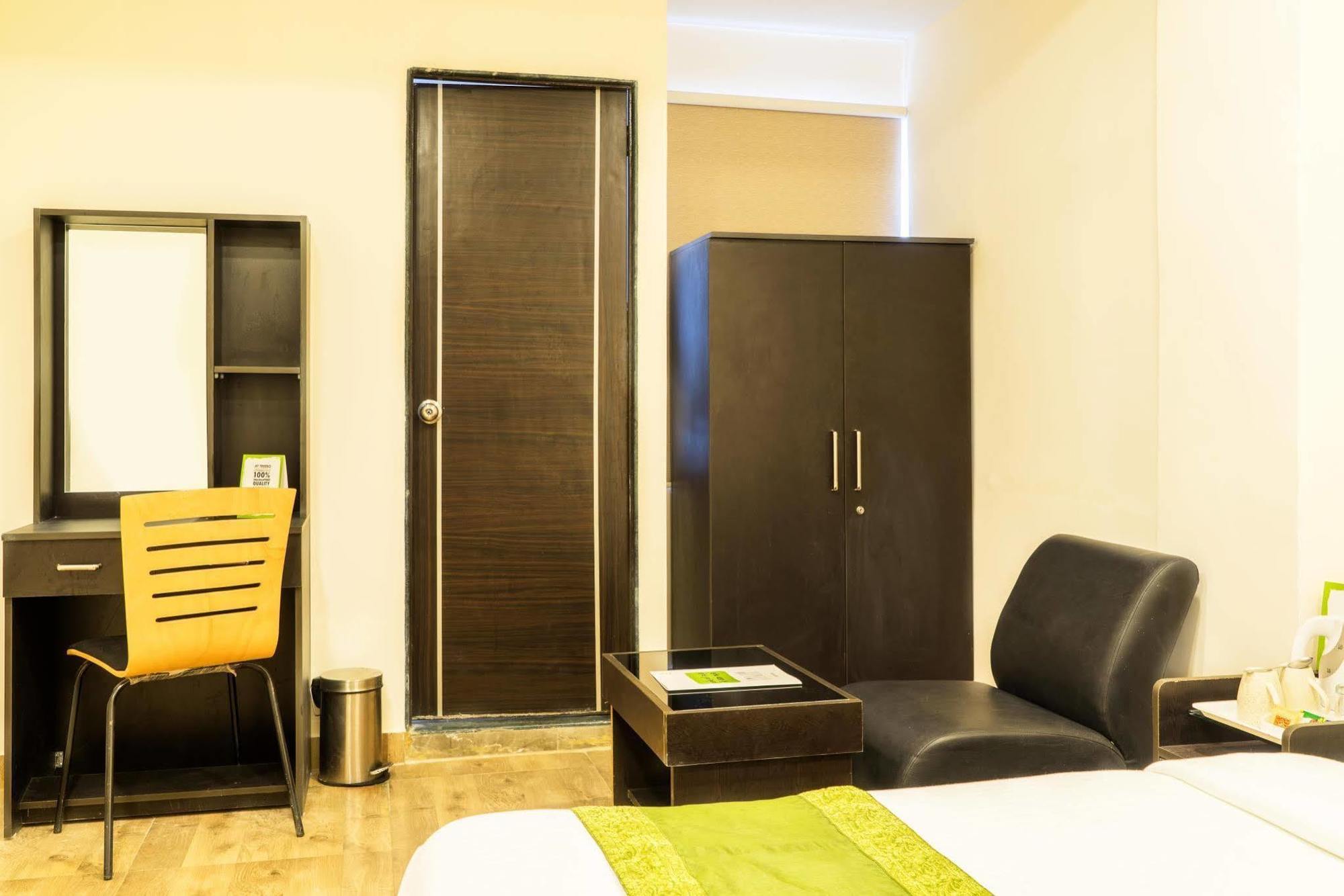 Hotel Rajdeep Inn Ахмедабад Экстерьер фото